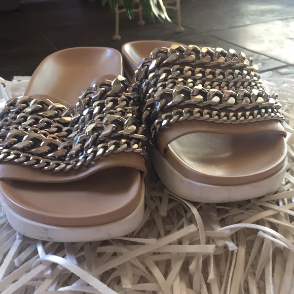 Kendall and Kylie chain Slides - Picture 8 of 8